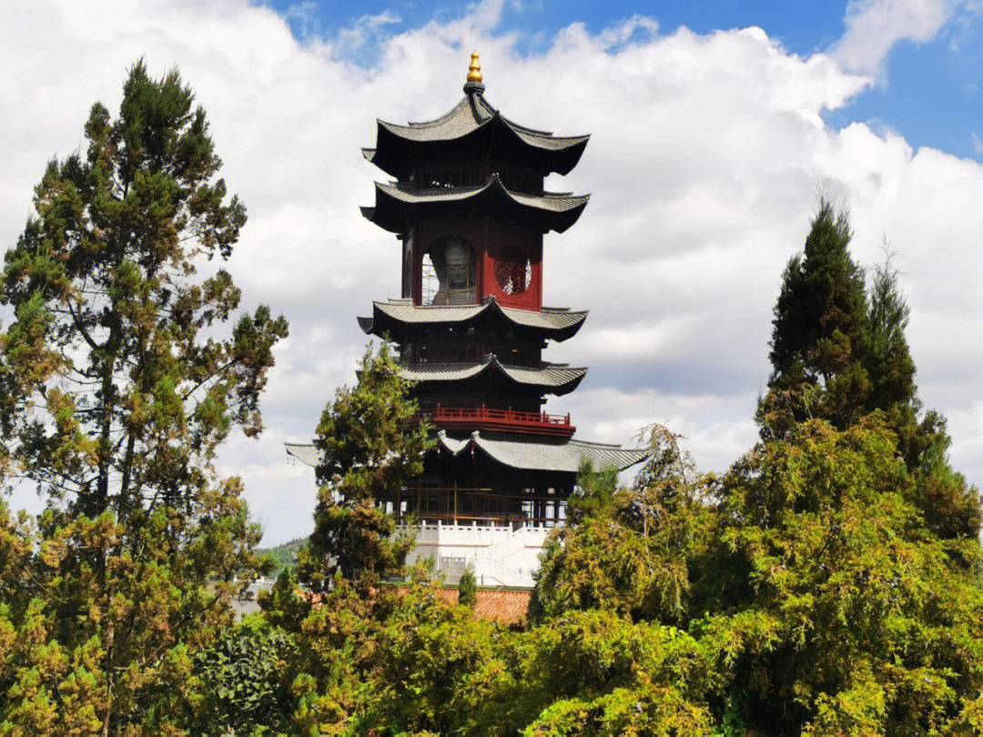 94盘龙寺,是昆明香火最旺的寺院之一,它位于滇池东岸晋宁区盘龙山