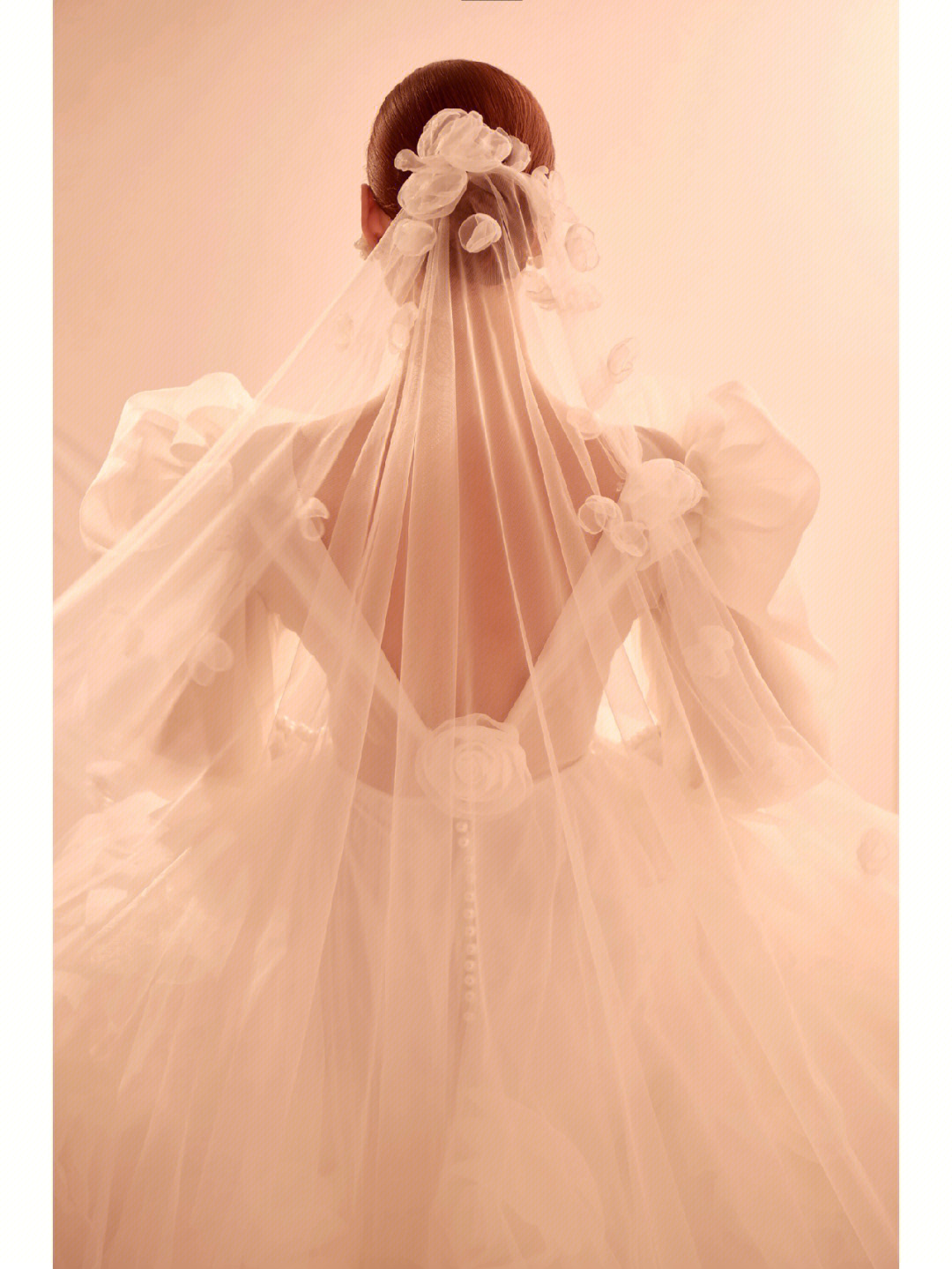 把婚纱照拍成了柔柔的奶粉色,大朵山茶花和深v婚纱,藏住下半身肉肉