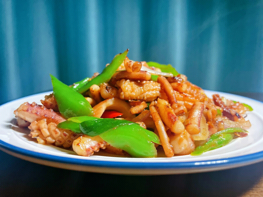 97食材:鱿鱼 葱姜蒜 洋葱 杭椒 小米辣 盐 黄豆酱 生抽 耗油 料酒