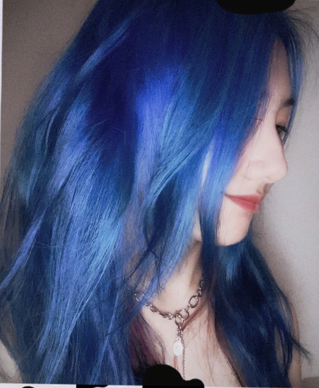 路怡蓝色头发高清壁纸图片