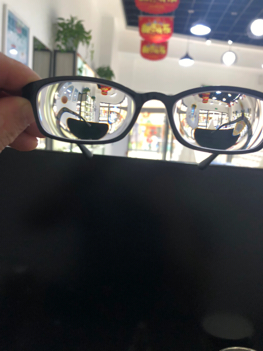 近视2300度的眼镜是怎么样的