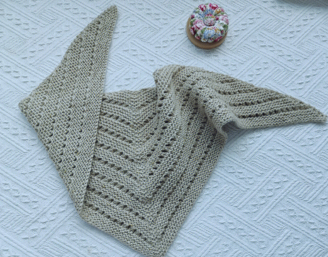 羊绒镂空三角巾