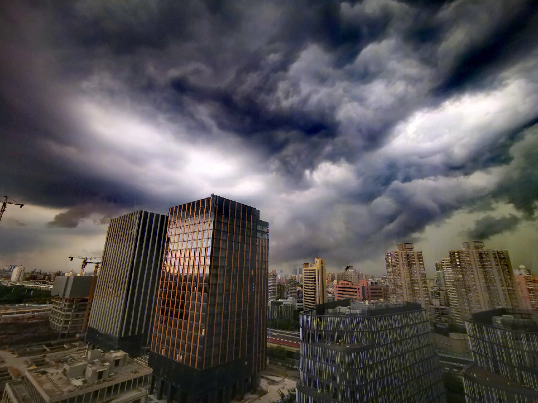 大雨来临之前乌云密布黑云压城城欲摧