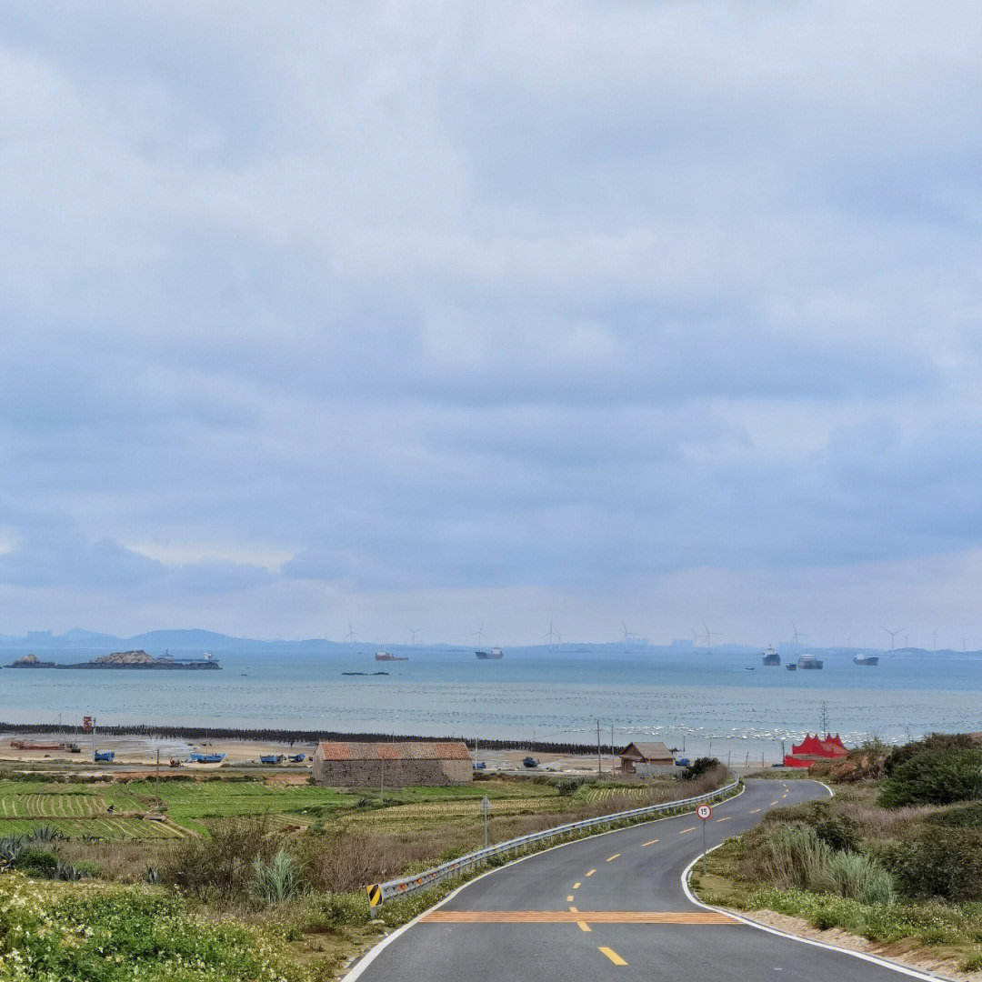 去平潭除了看风车,还有这条最美s弯公路,各种风格的大片都可以出.