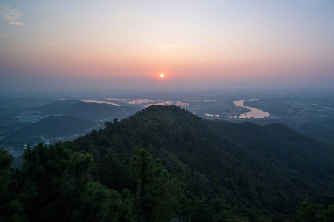 敬亭山日出