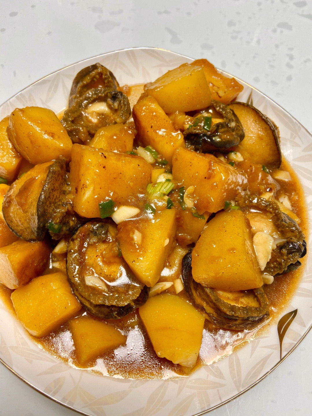 小鲍鱼炖土豆是一道非常下饭又简单的家常菜!
