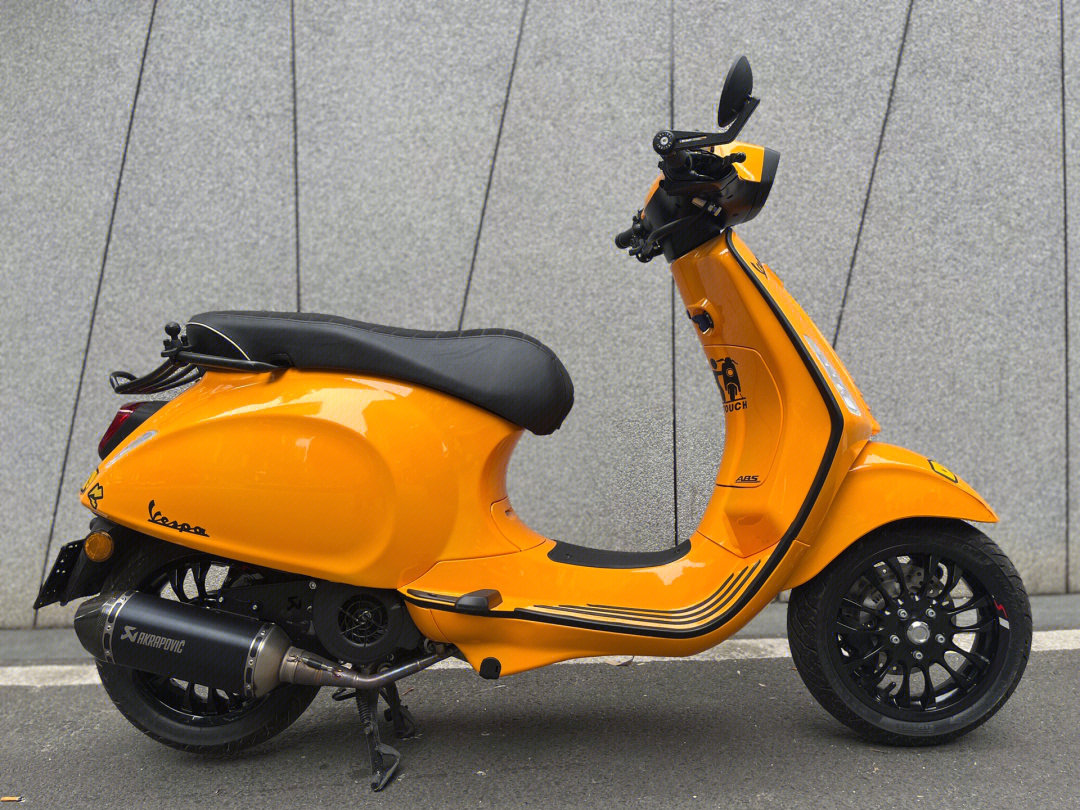 新到22年上户vespa150,个人一手,仅970公里,原车哑光黑色,橘色改色膜