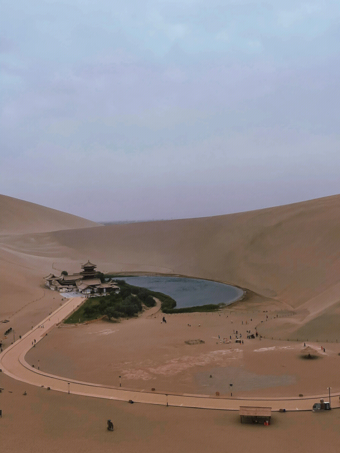 沙漠月牙湖的图片图片