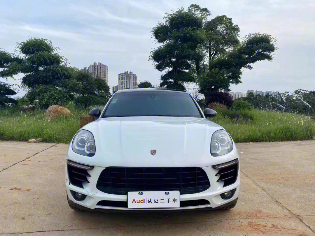 2014年保时捷macan s3.0t 前嘴瑕疵一手户