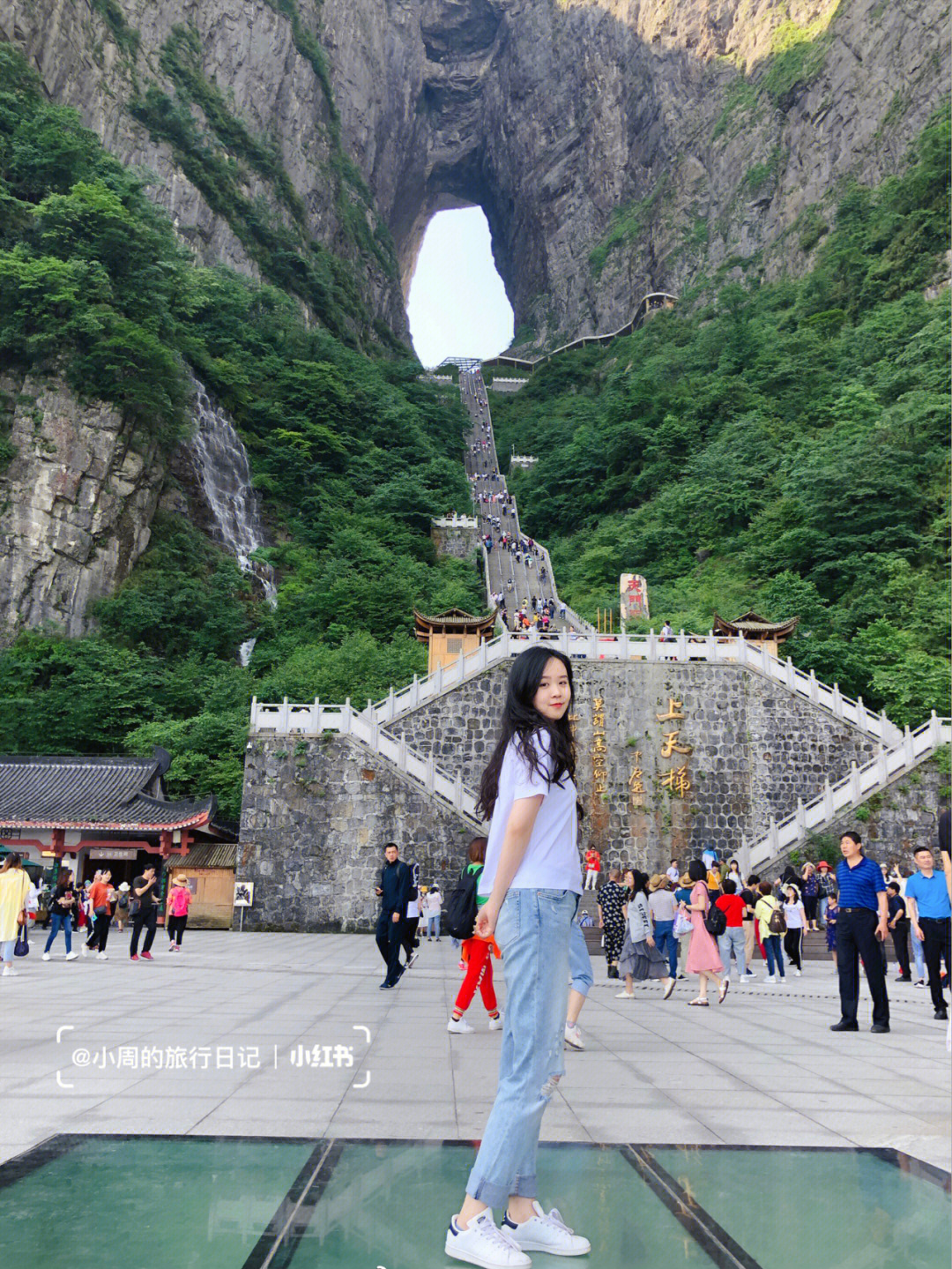 天门山人多图片