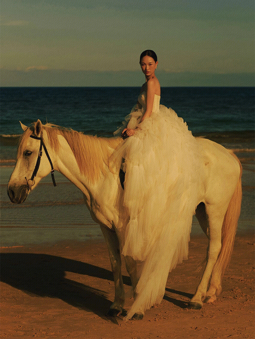 骑着白马的在逃公主夕阳海景婚纱照