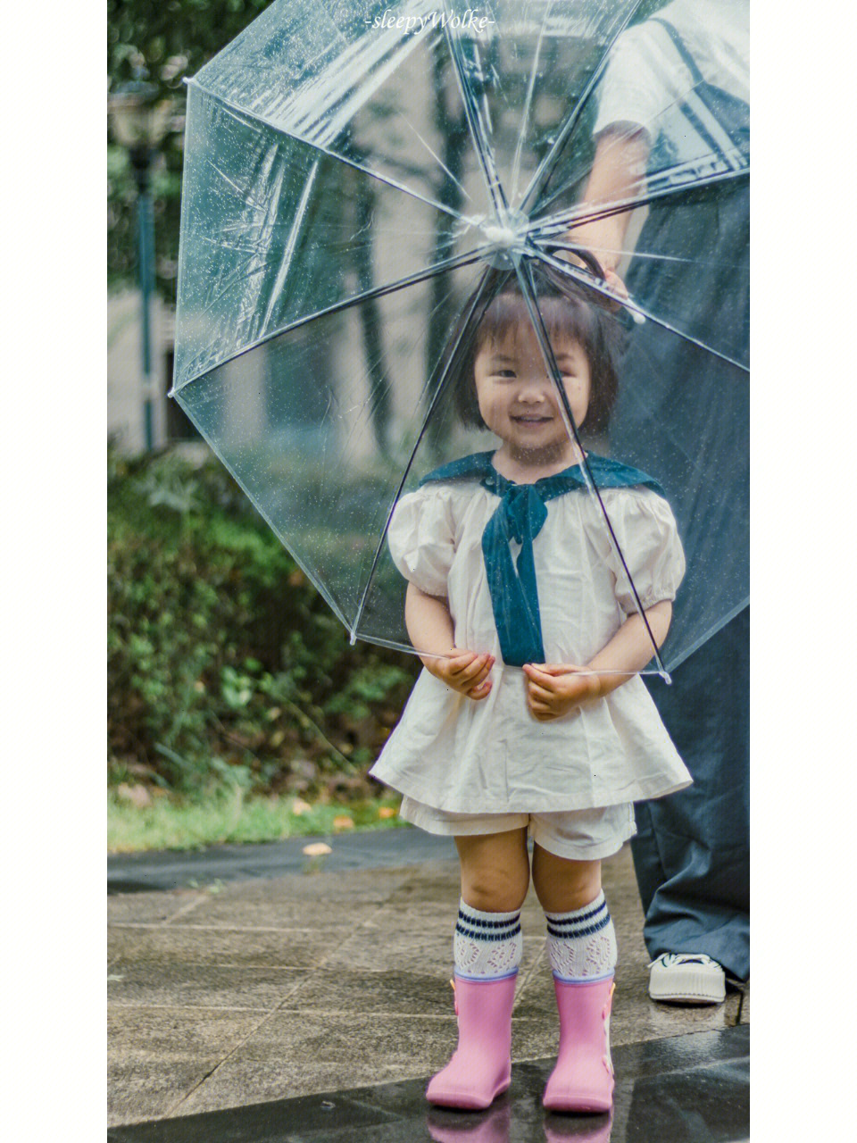 雨天娃娃图片唯美图片