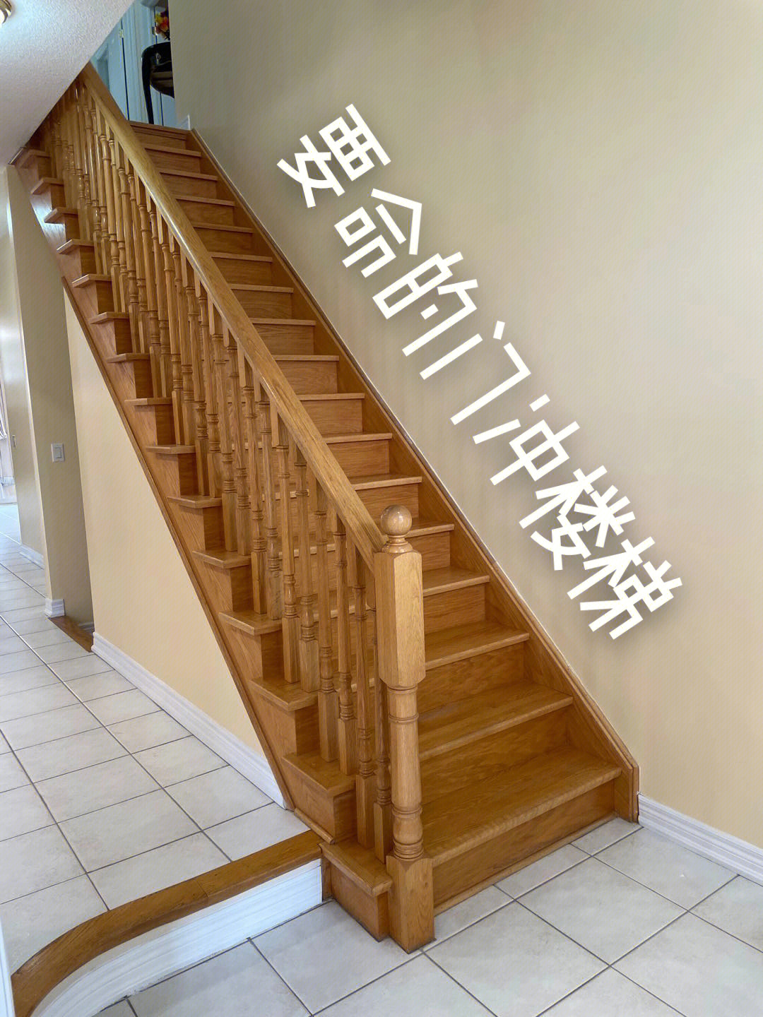 当初第一次看房的时候,就对这个门冲楼梯印象深刻,卖家经纪实在是太