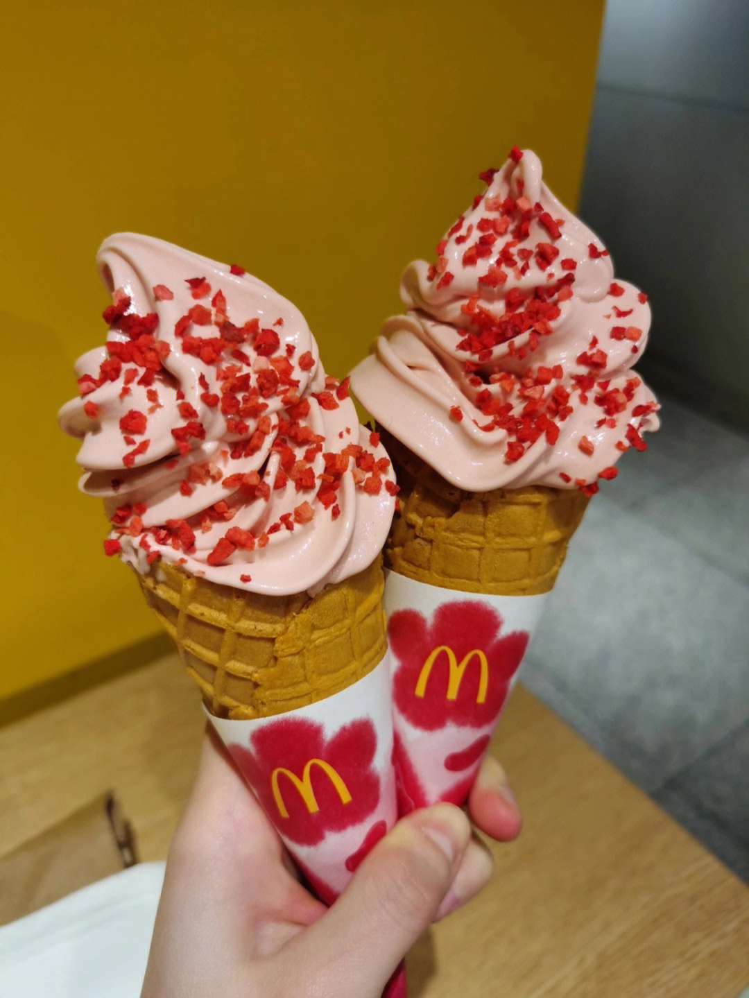 麦当劳牛角包冰淇淋图片