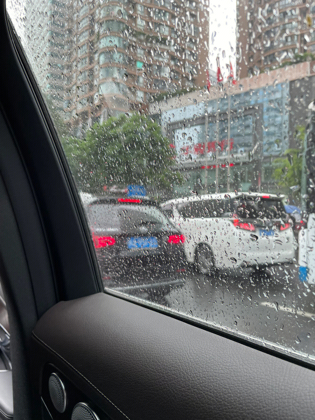 车内看外面下雨图片图片