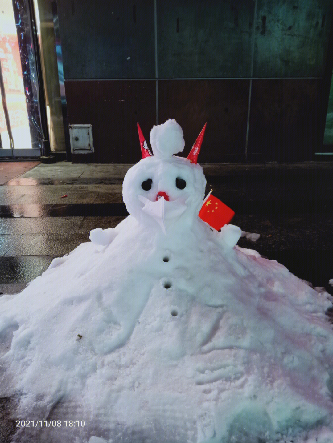 戴防疫口罩的雪人图片图片