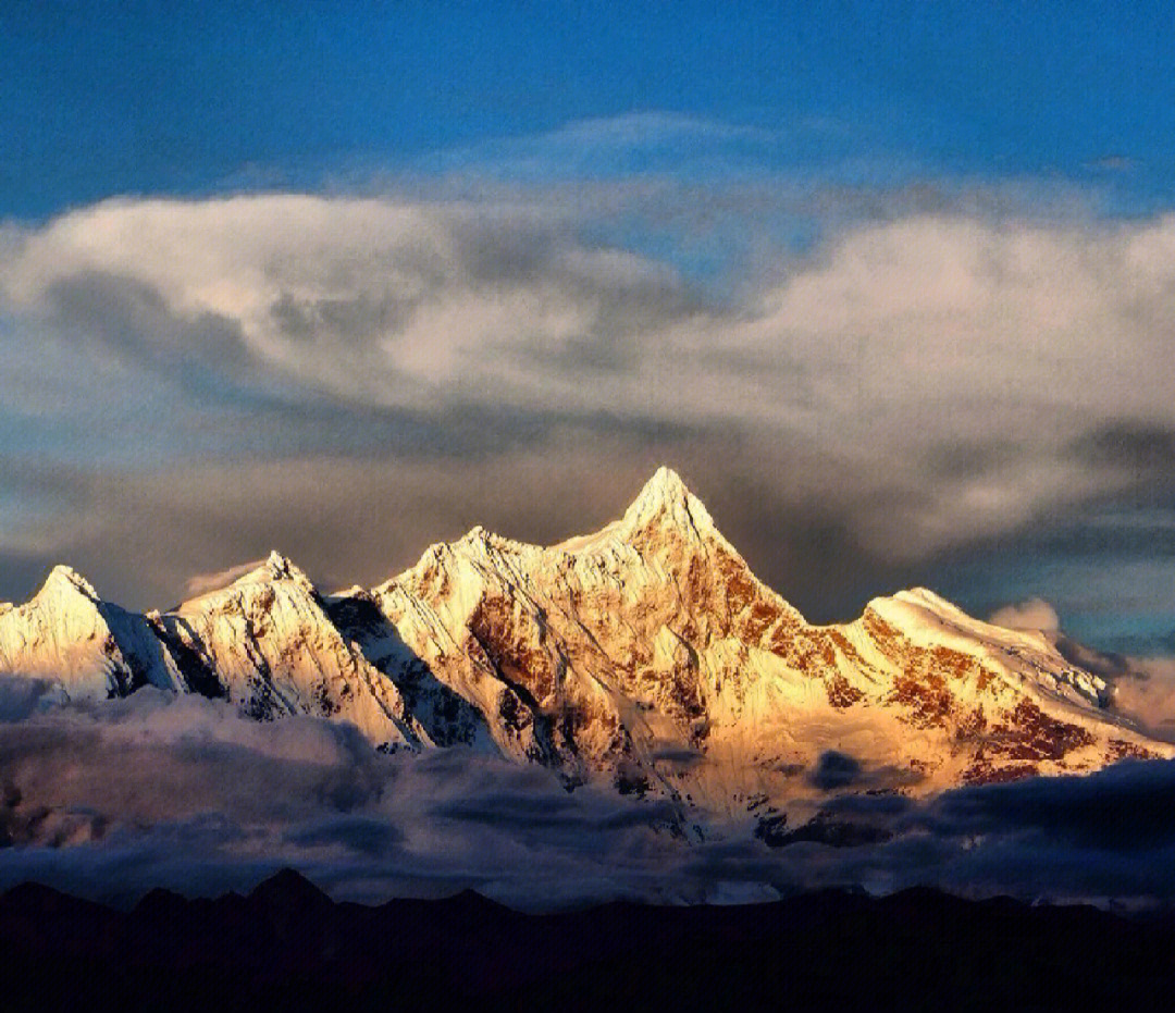 南迦巴瓦峰是喜马拉雅山 东端最高峰,海拔7782米巨大的三角形峰体终年