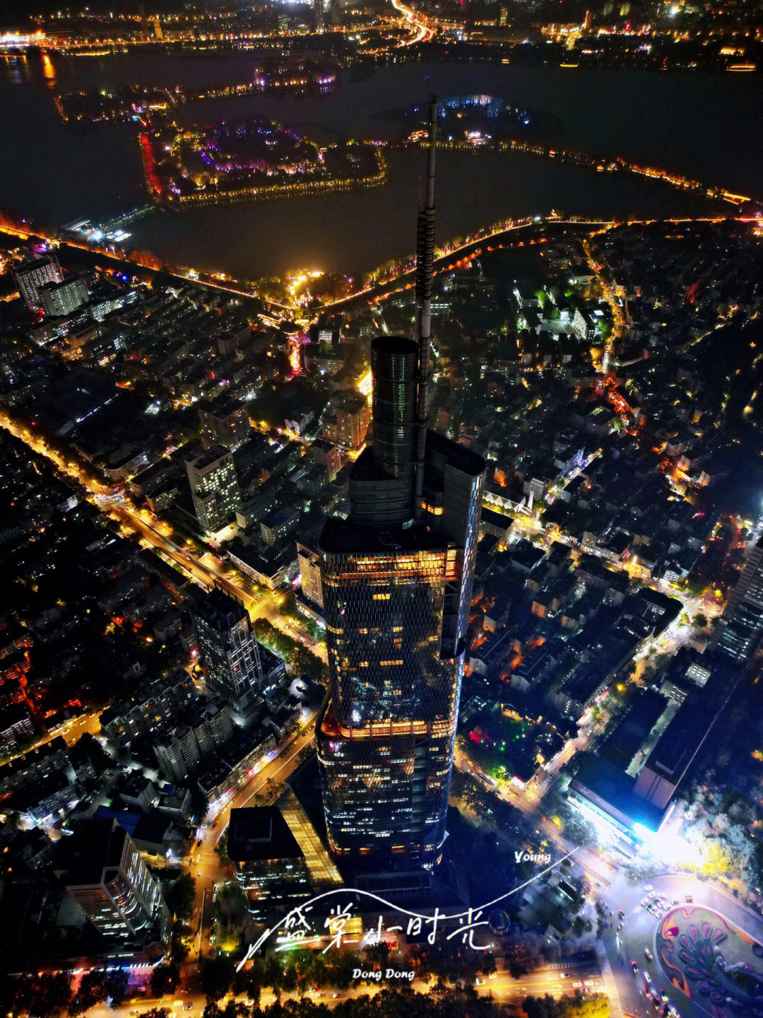 记录南京紫峰大厦夜景图片版