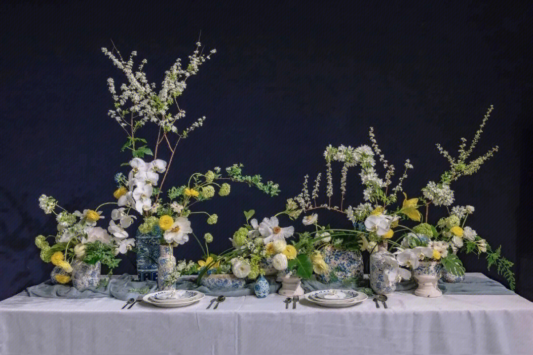 淡雅中国风青花瓷餐桌花艺