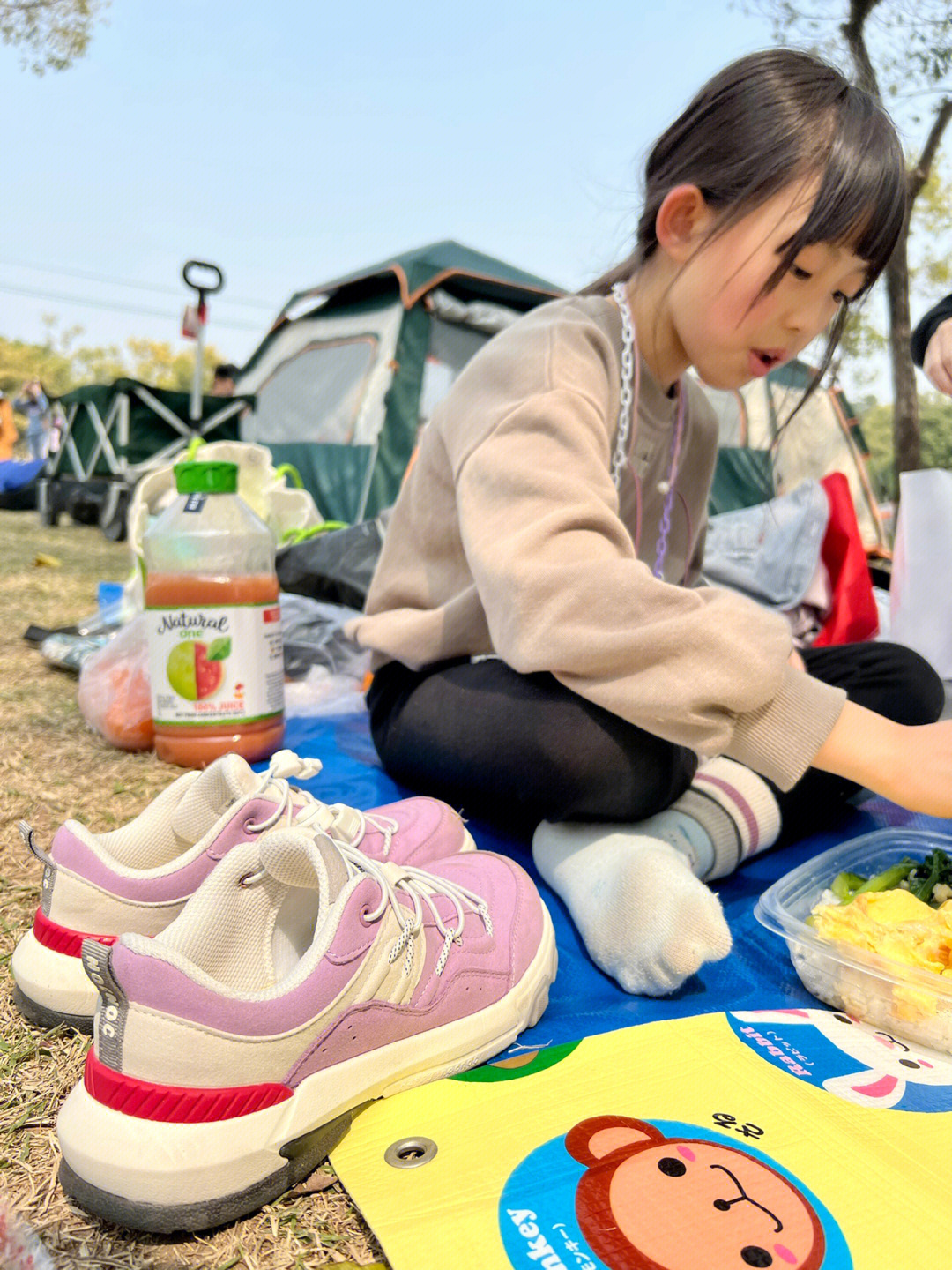 喜欢的户外活动之一考虑到野餐时娃坐不下来 需要频繁穿脱鞋子的情况
