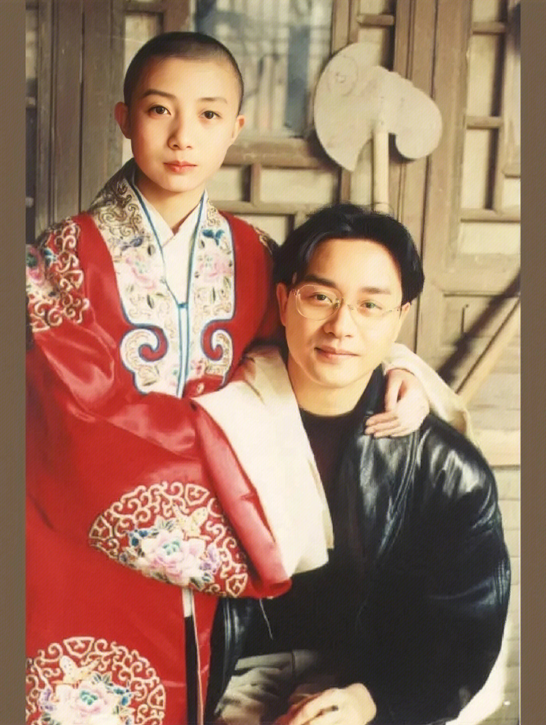 扮演少年程蝶衣的尹治是北京人,出生于五代梨园世家(1976),后来考上了