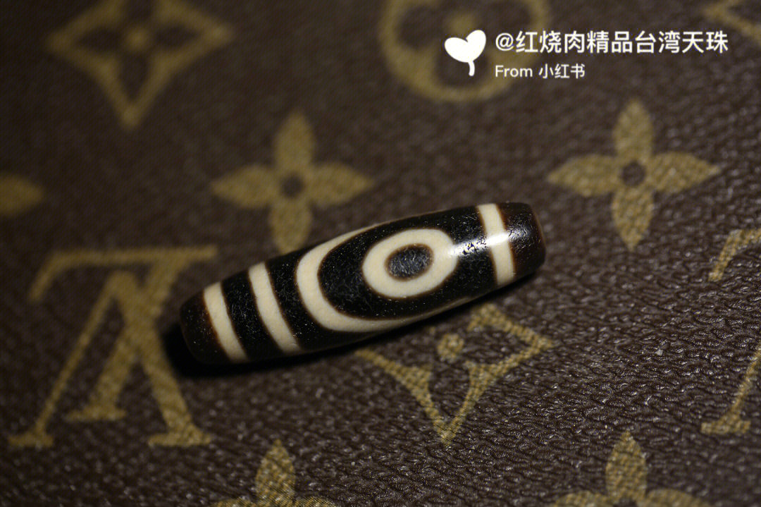 上肯如意两眼镶蚀咬色黑白分明风化纹理自然整体的神态韵味老气#天珠