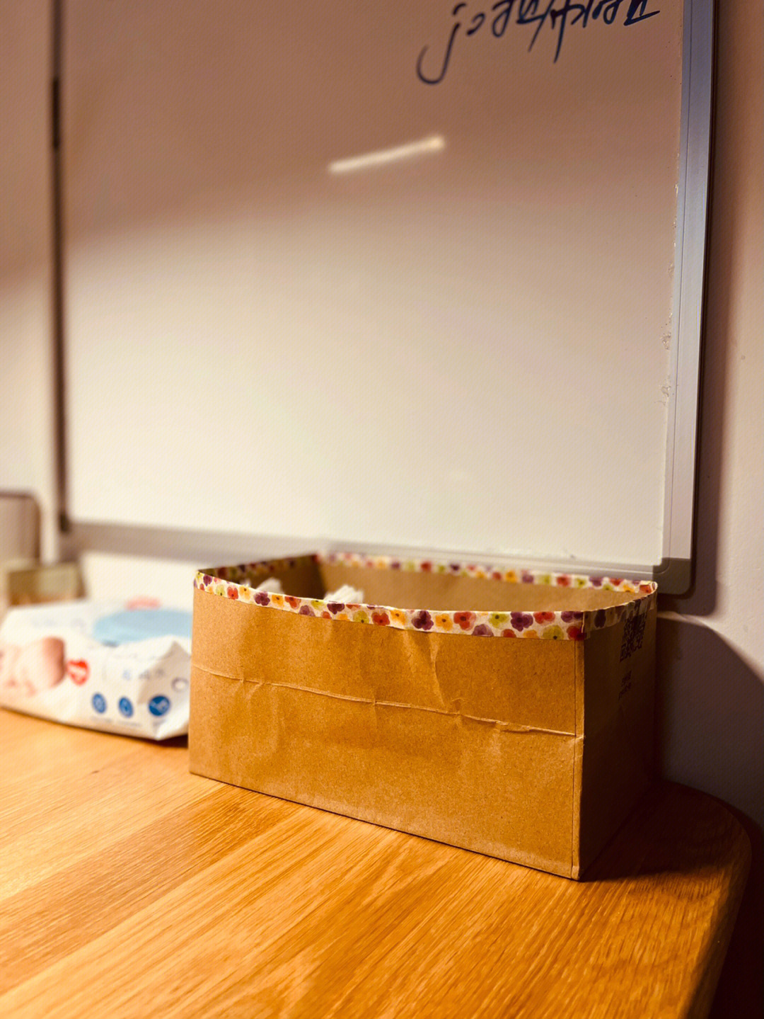 生活用蛋糕纸袋做了一个纸巾收纳盒