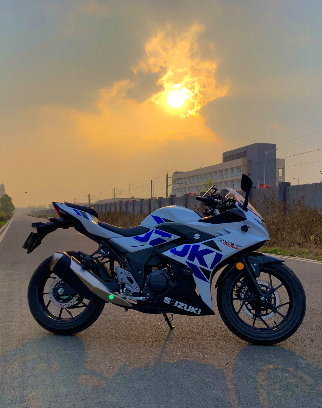 豪爵铃木gsx250r冰川白