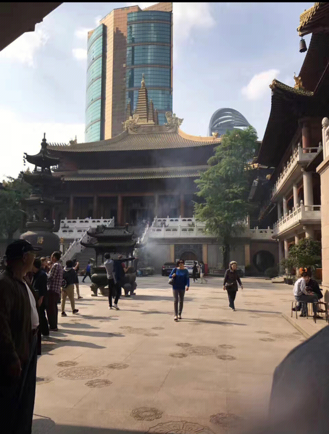 静安区,上海最好的区,在寸土寸金的市中心建了一个寺,还要收门票
