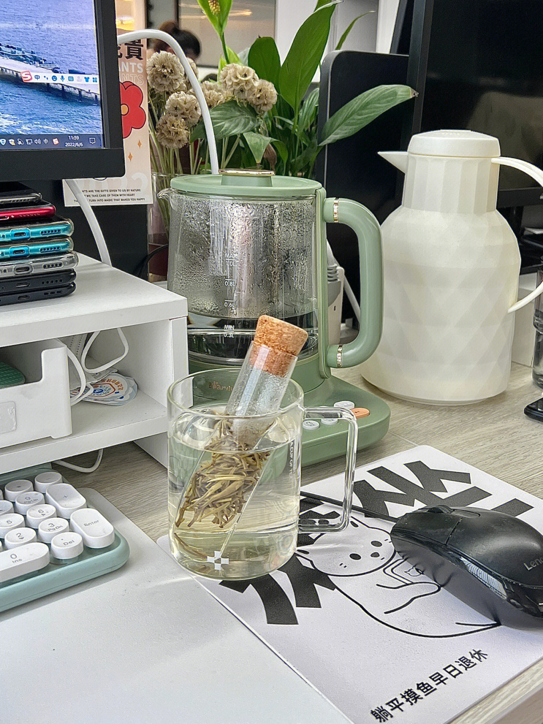 奶茶放在办公桌的照片图片