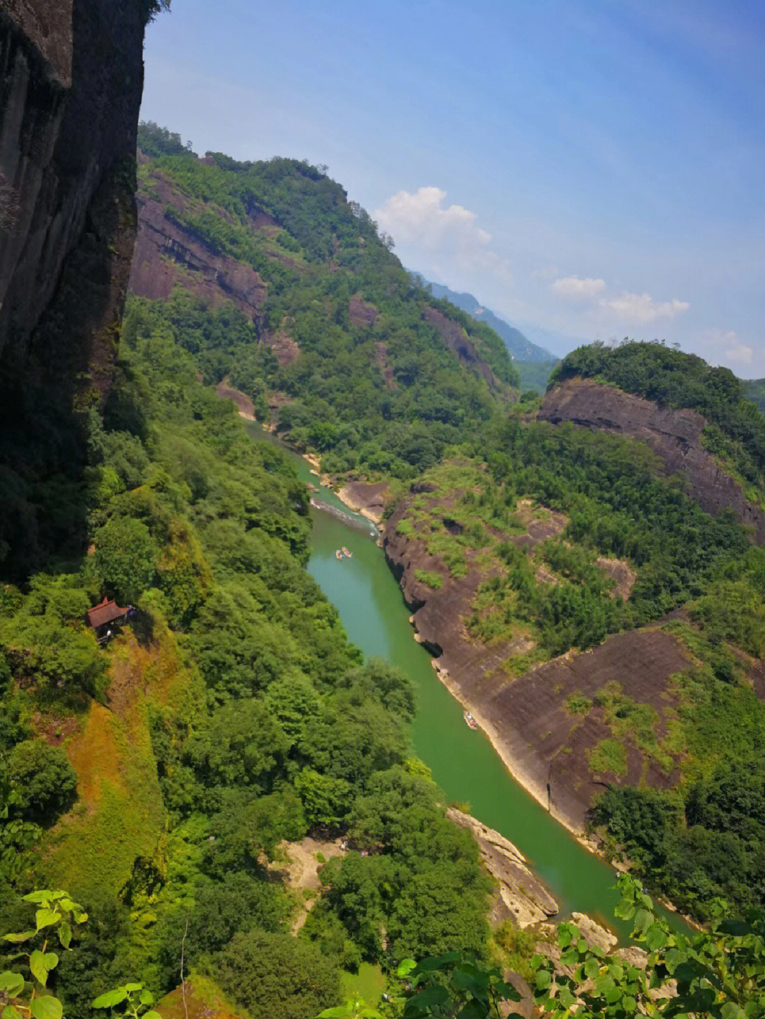 占尽人间之美武夷山位于福建省武夷山市南郊,是中国着名的风景旅游区