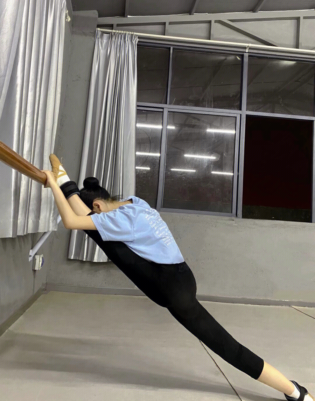 中国南方舞蹈学校压腿图片