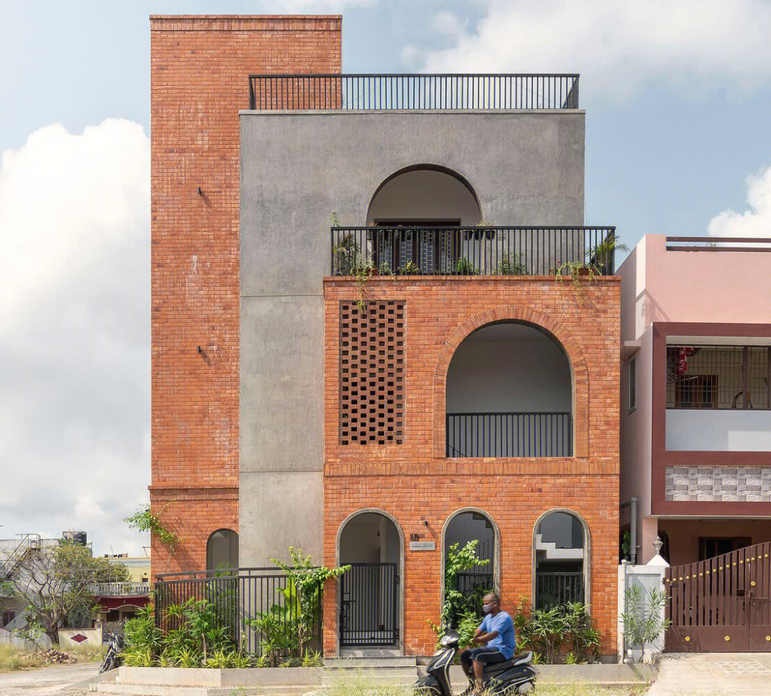 红砖墙混凝土拱门结合的别墅设计印度