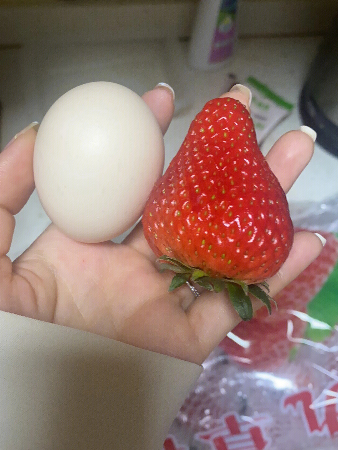 鸡蛋彩绘草莓图片