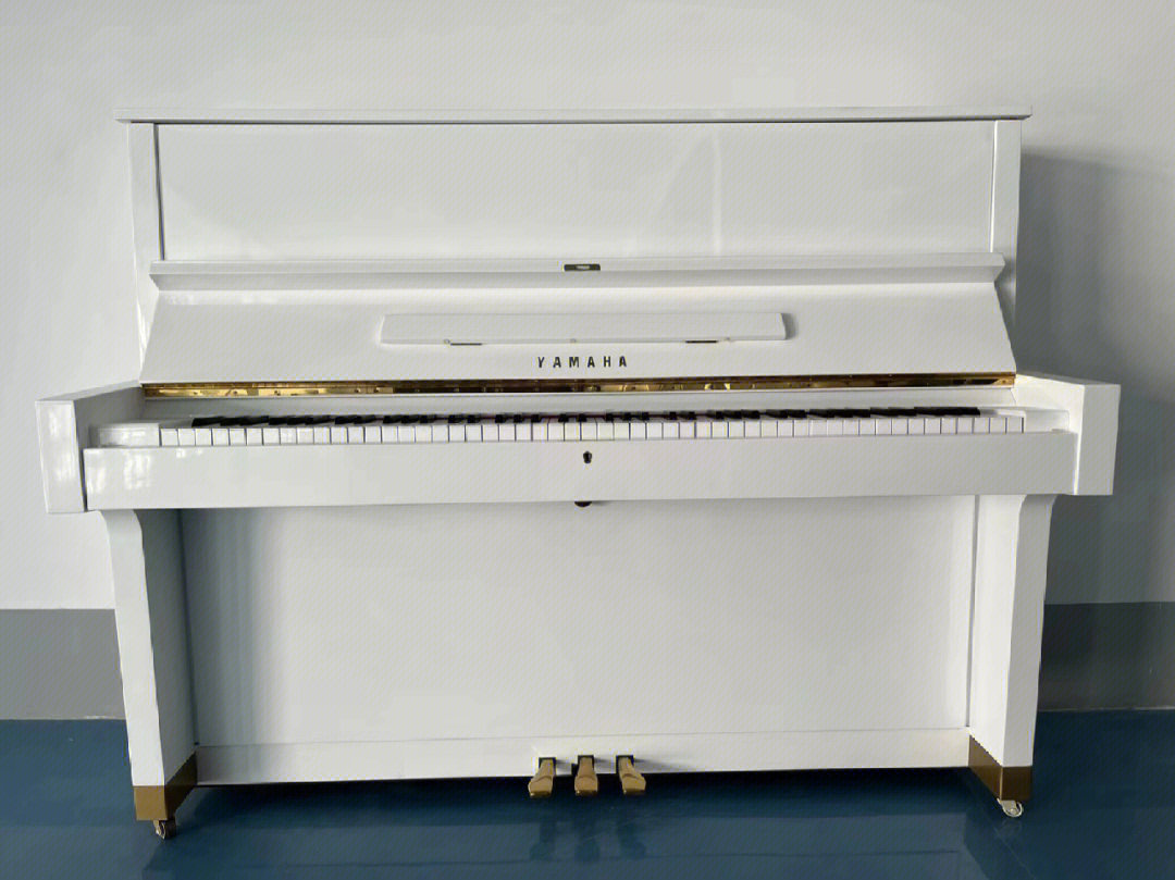 白色雅马哈w104二手钢琴