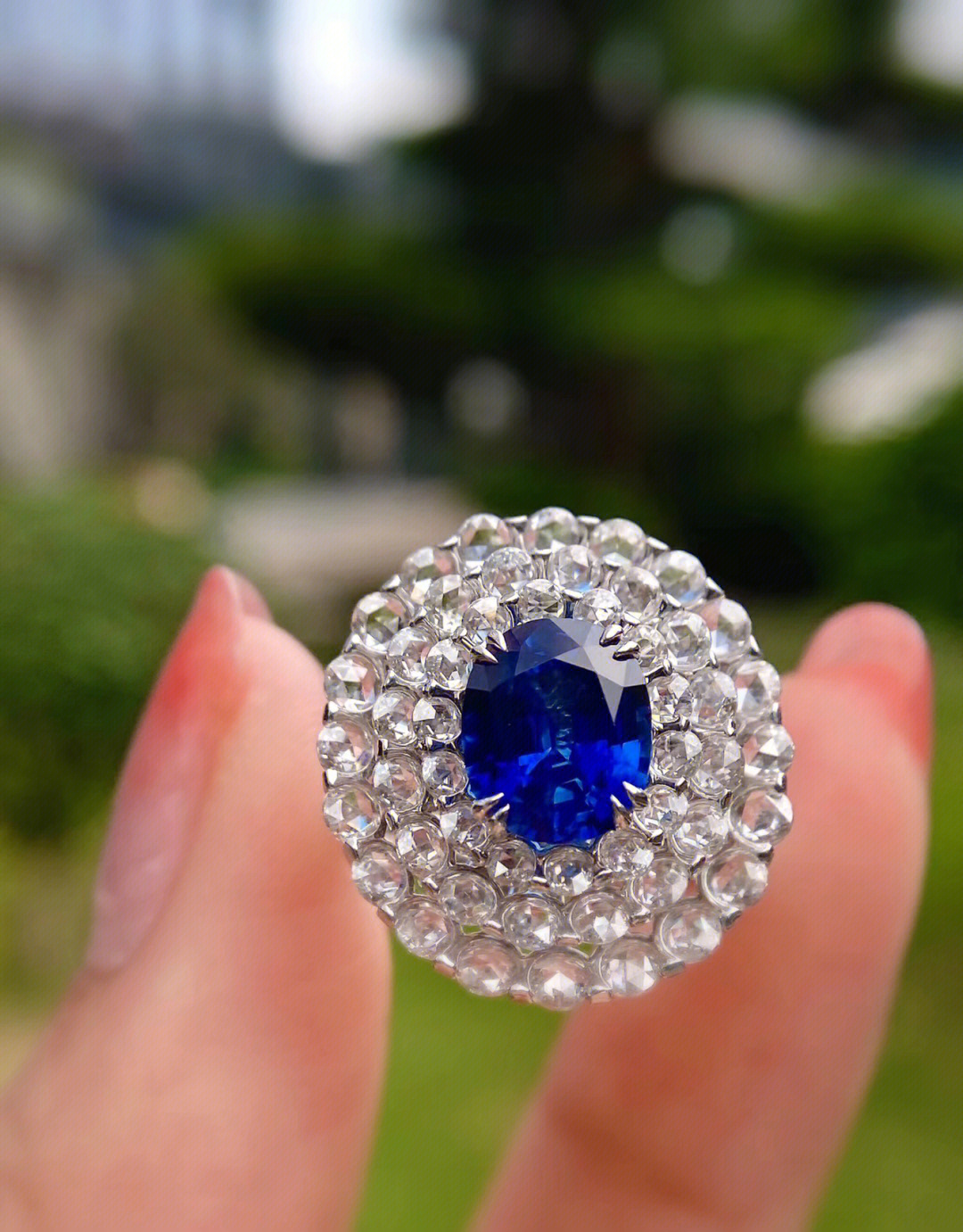 自然光拍摄90:蓝宝石作为四大名贵宝石之一,可真的不是虚吹,颜色