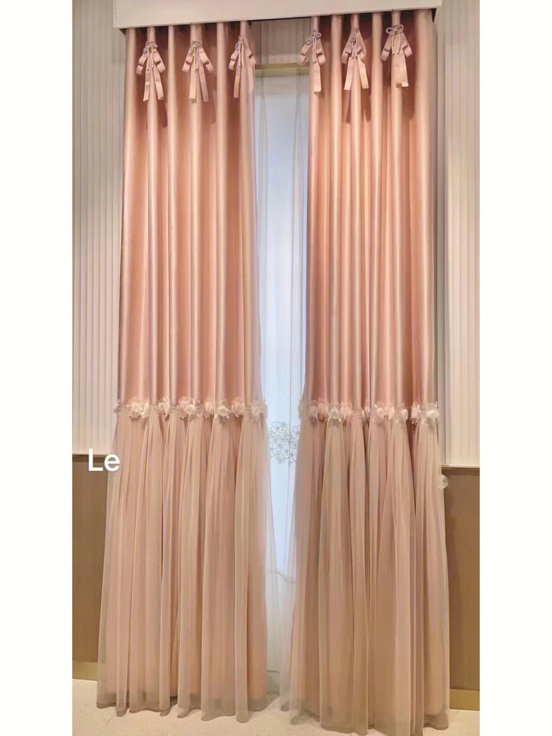 粉色与米色窗帘拼接图片