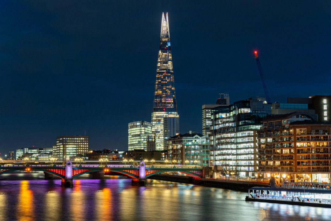 在泰晤士河的桥上可欣赏伦敦美丽的夜景,有城市内透,灯光烘托的历史