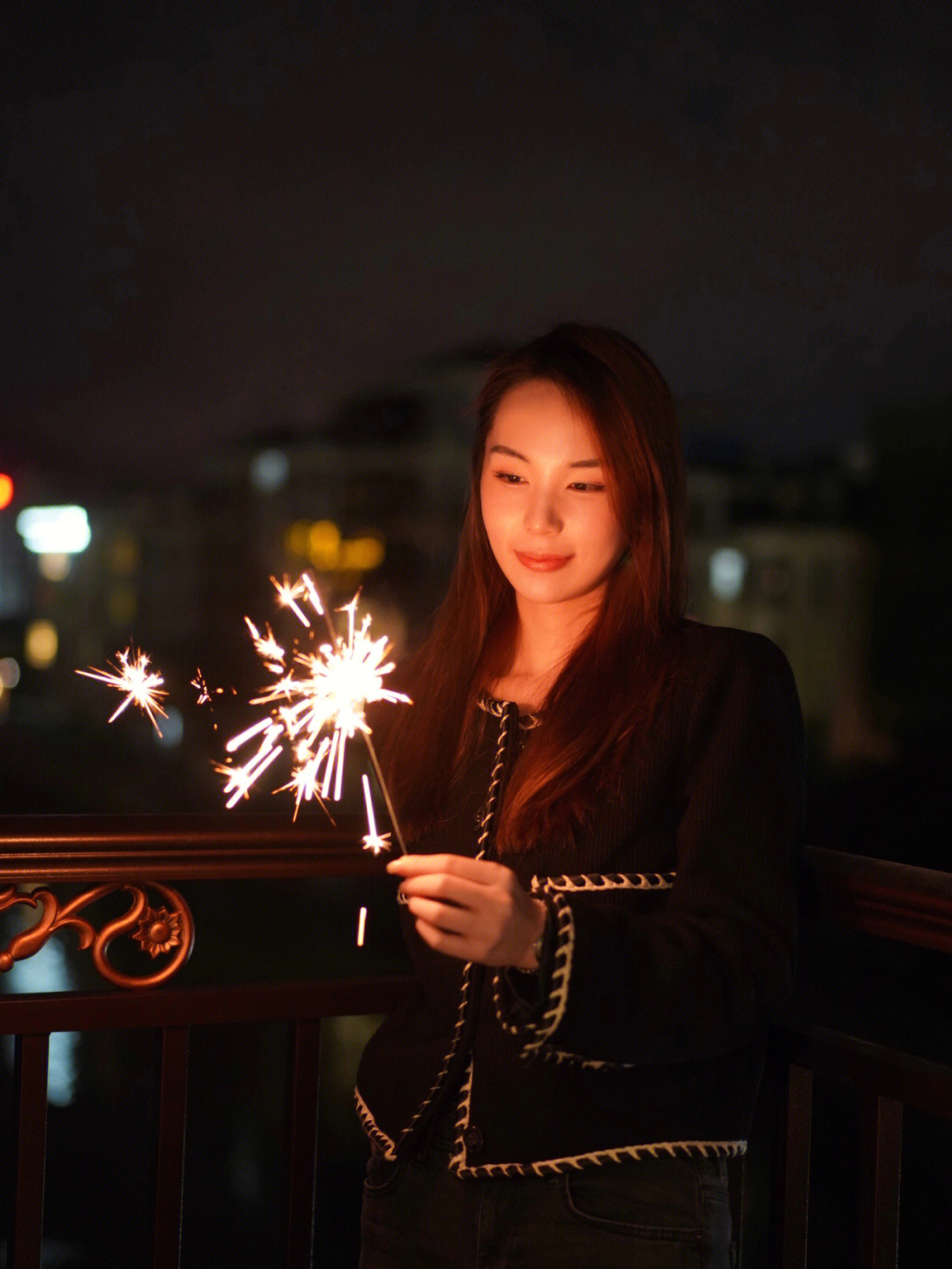 美女仙女棒烟花图片