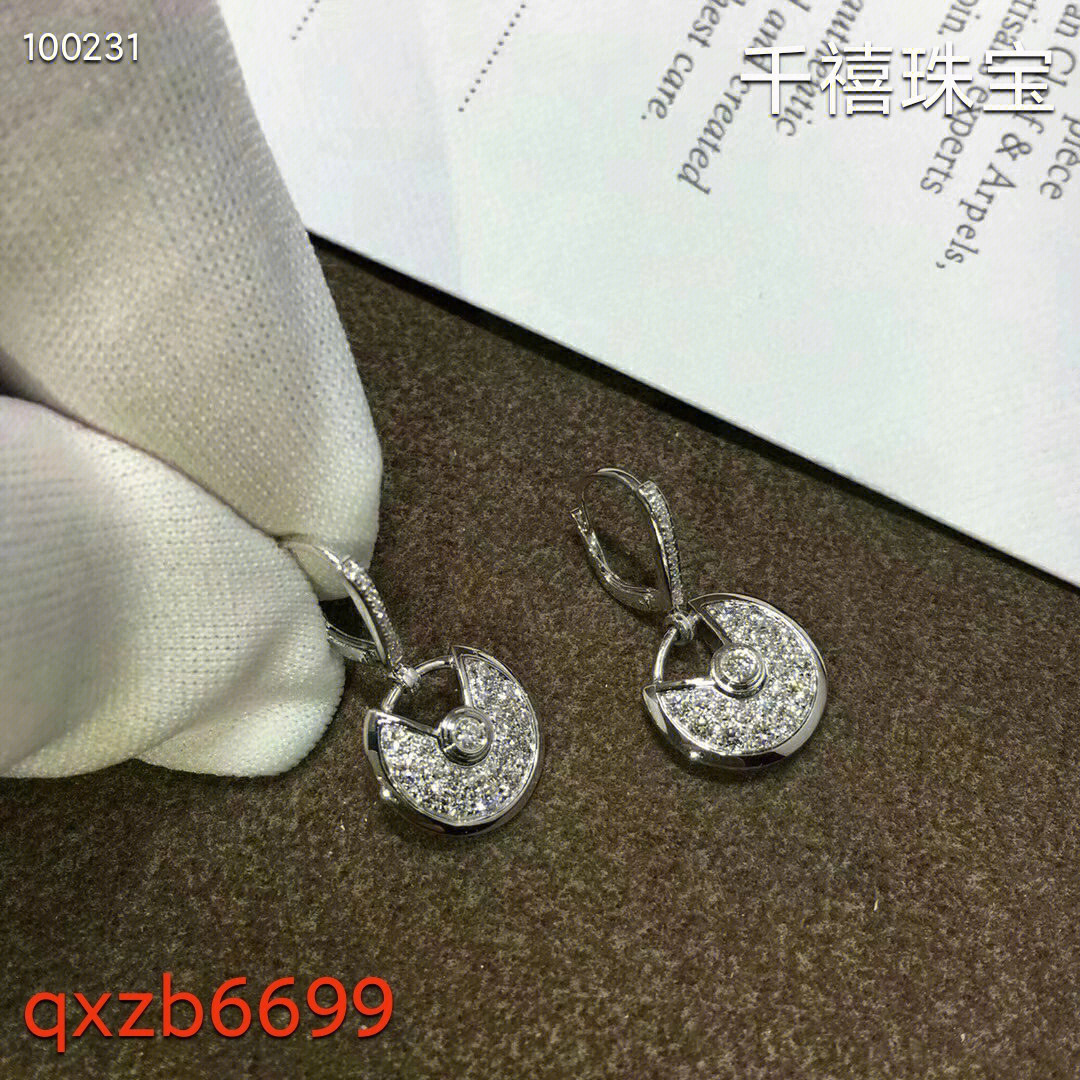 卡地亚护身符满钻耳环,18k白金材质,密镶钻石.