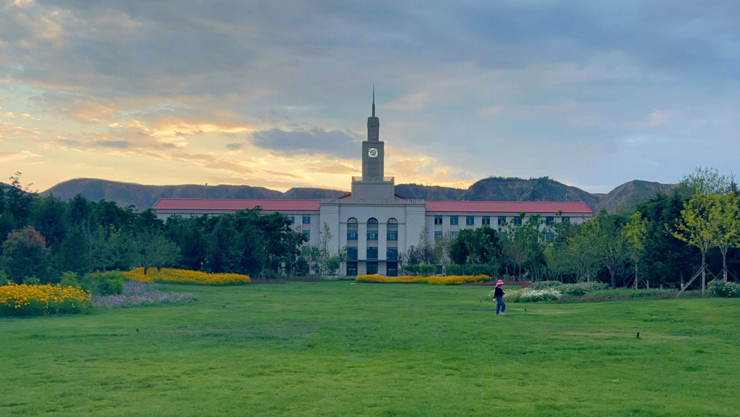 兰州大学榆中校区校门图片