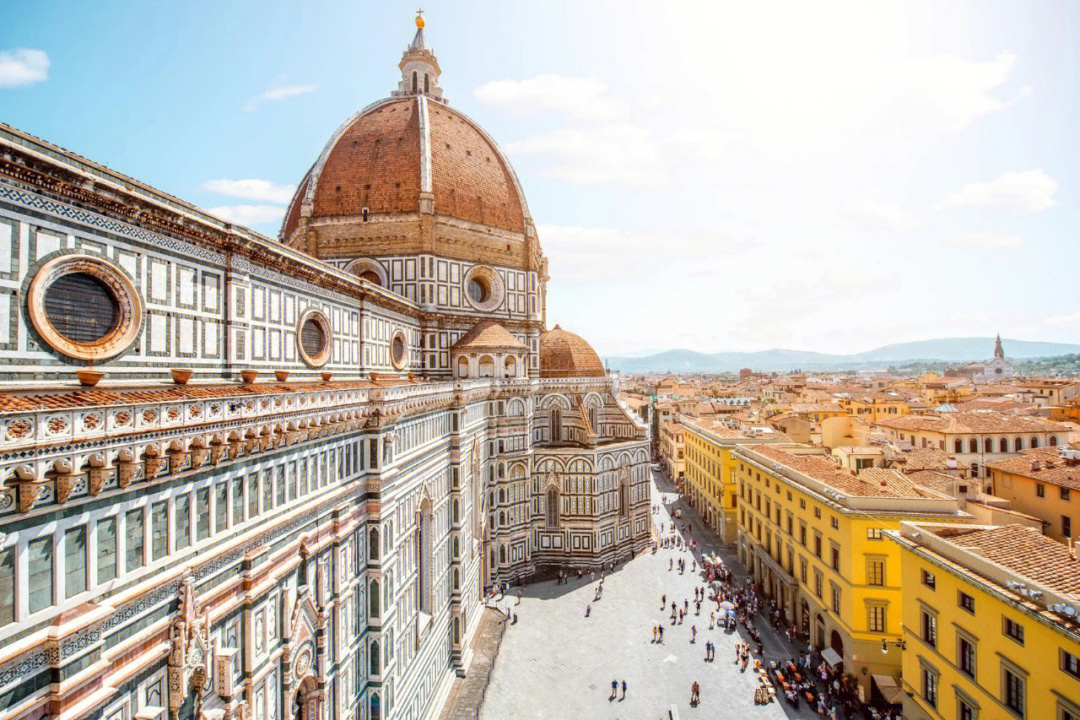 正是因为这些著名的雕像,佛罗伦萨市政广场被誉为意大利最美广场.