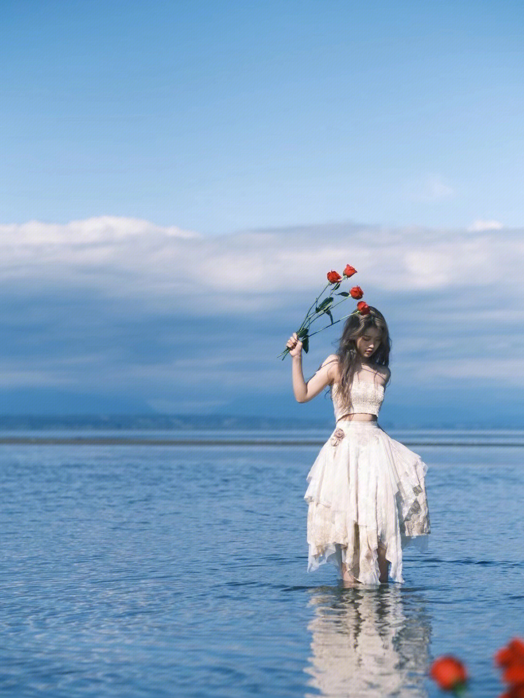 海边花朵风景少女图片