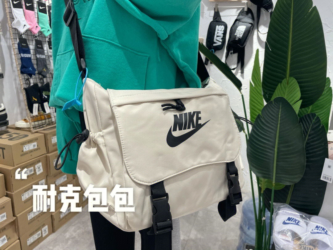 nike斜挎包背法图片