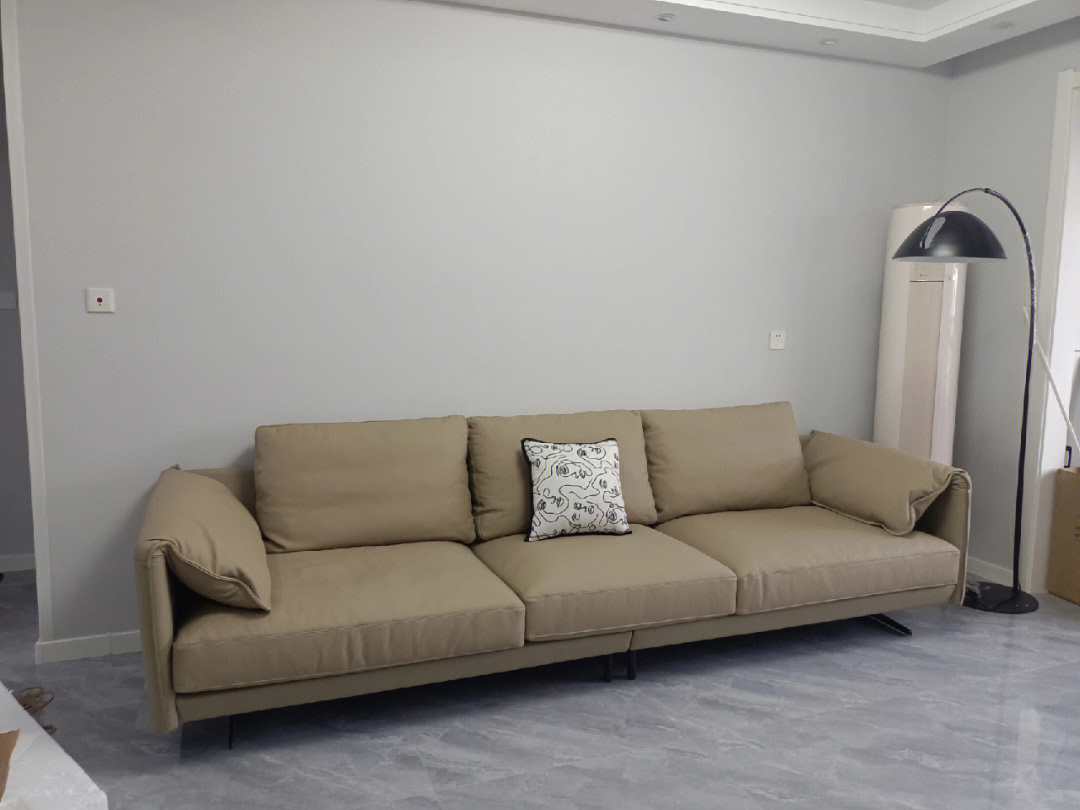 客厅墙面浅灰色,地砖中灰色,沙发浅卡其色,搭配什么颜色的窗帘好看?
