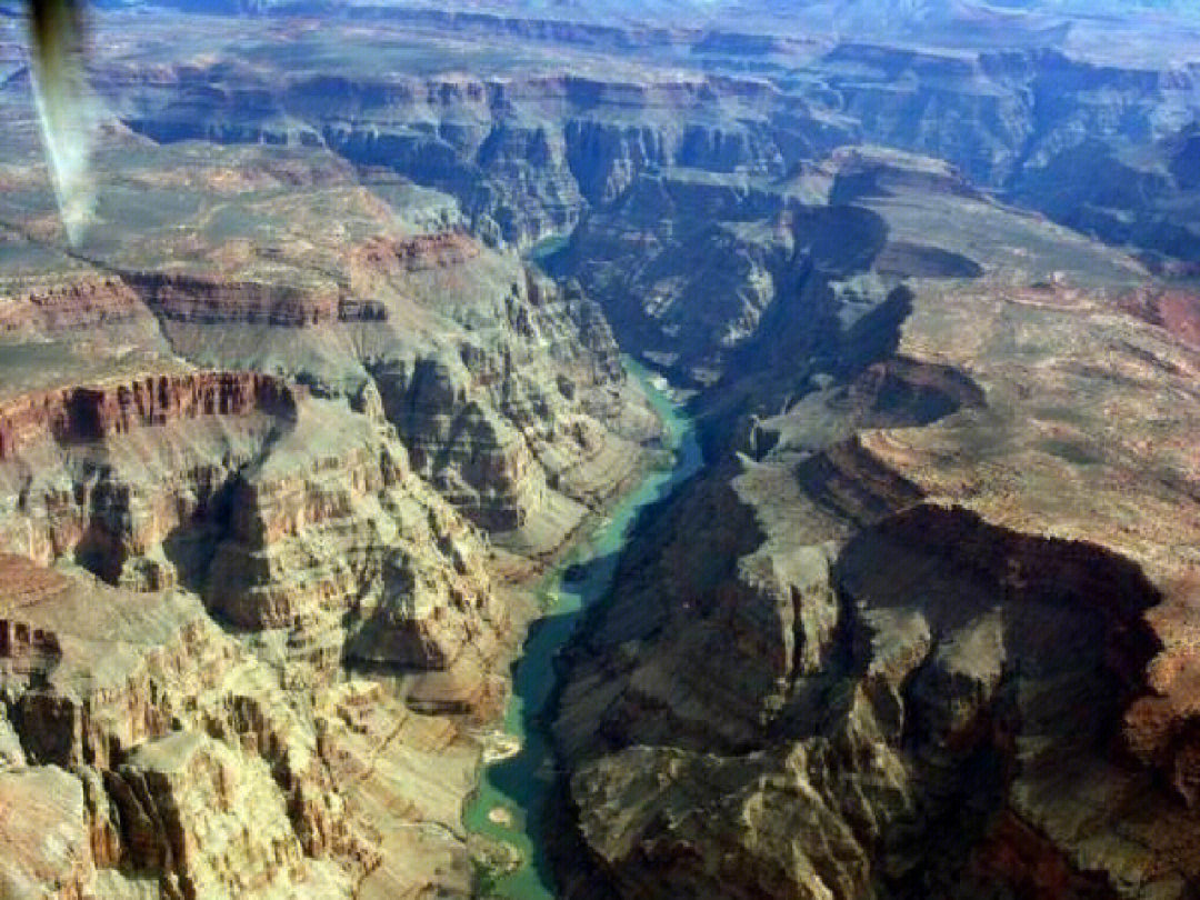 canyon)位于美国亚利桑那州境内的科罗拉多高原上,科罗拉多河从中流过