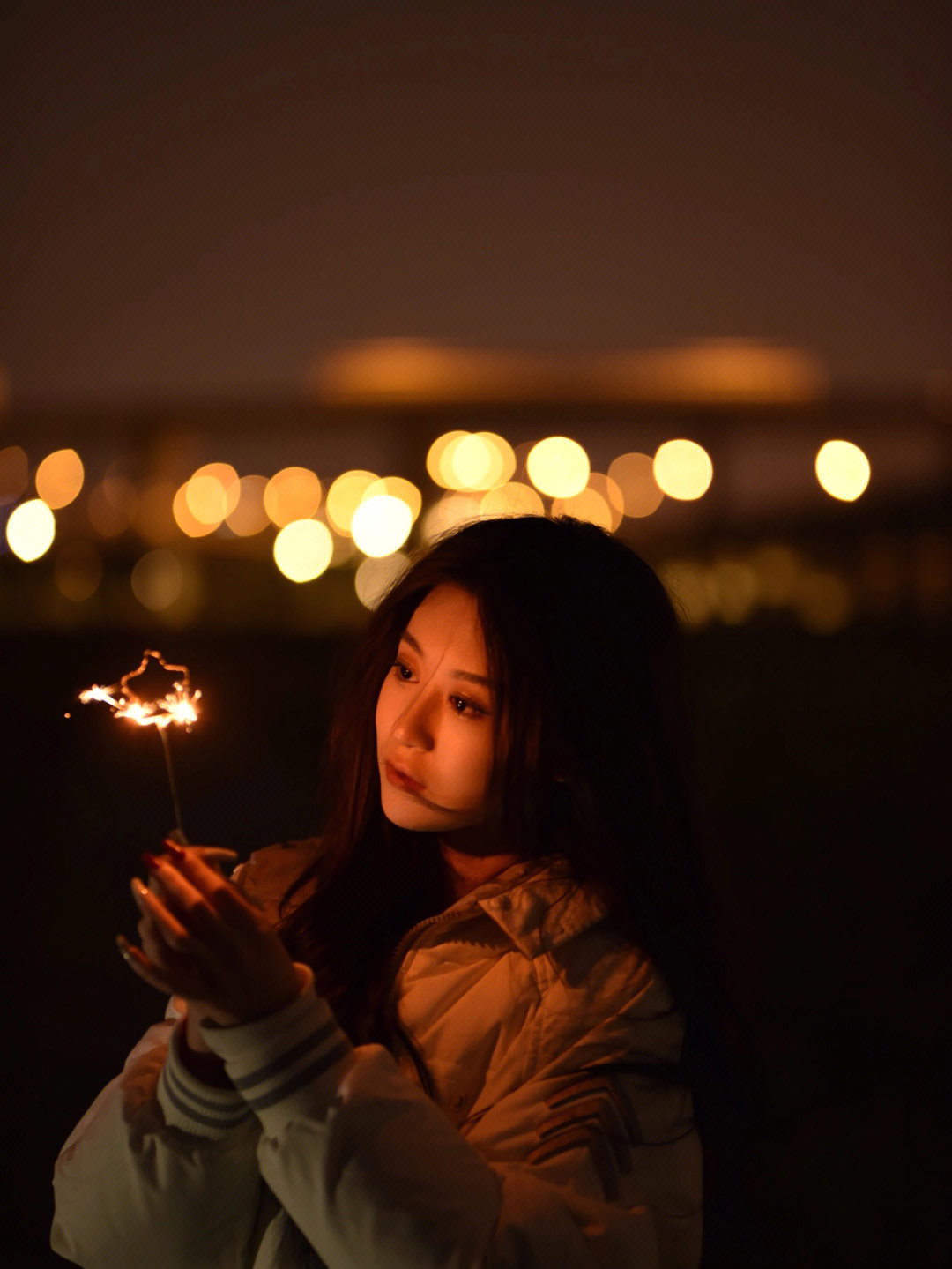 美女仙女棒烟花图片