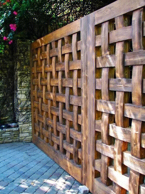 它具有与生俱来的不可替代性木质围栏的最大特点就是给庭院增加了一