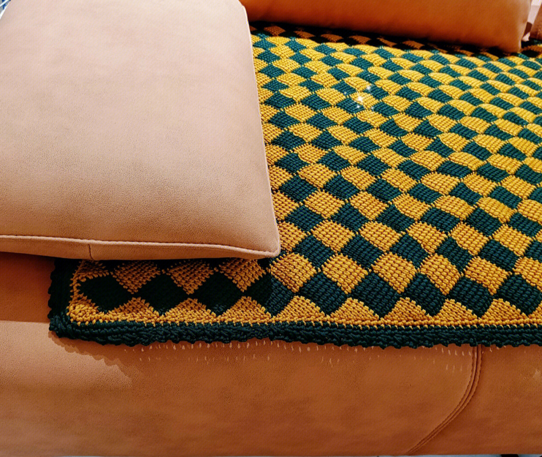 婆婆按照我家的颜色风格,纯手工编织沙发垫,超级喜欢,会好好珍惜着用