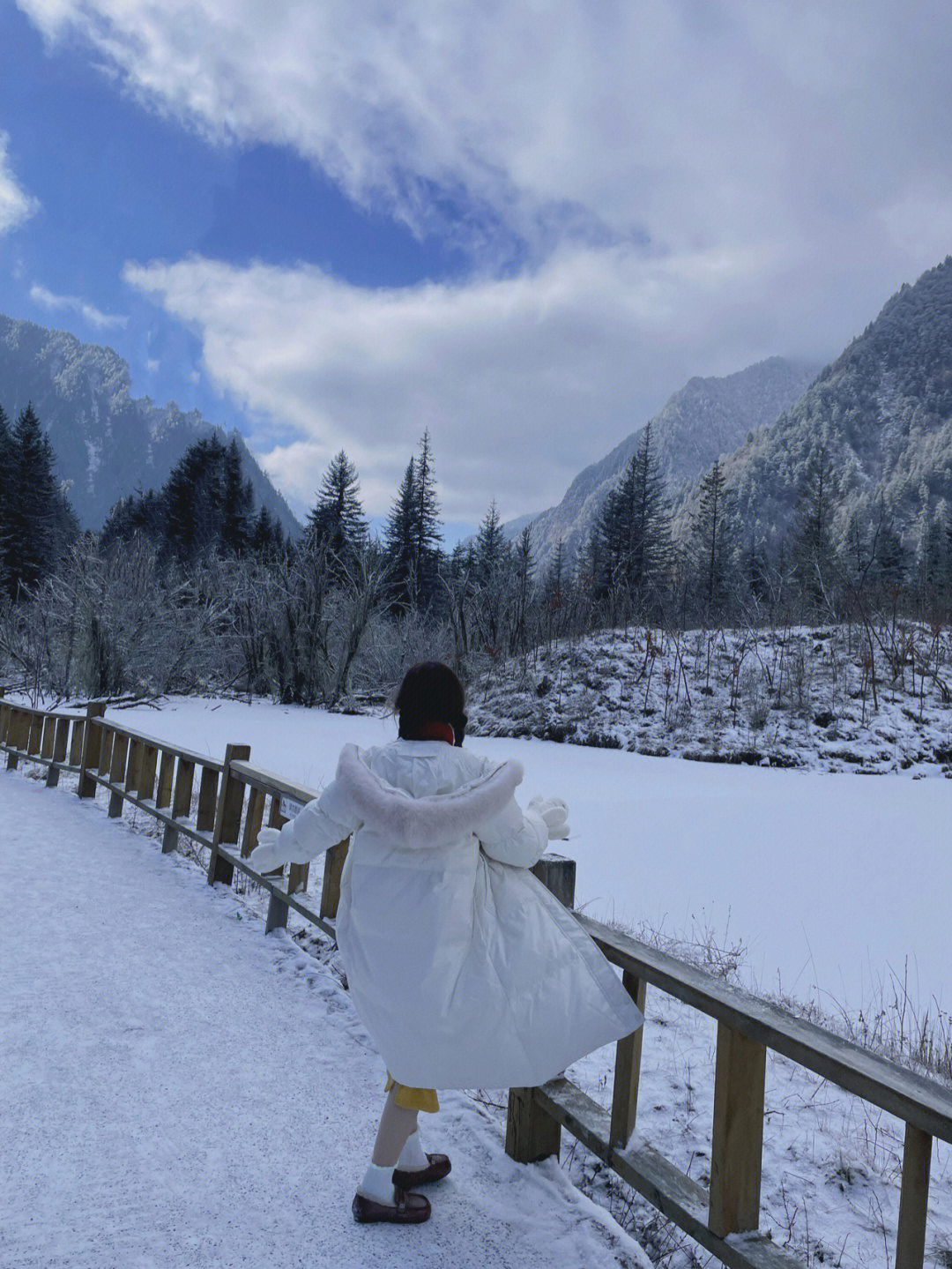 白色配红真的太适合拍雪景了 200多软妹币入的羽绒服 穿起来真的又